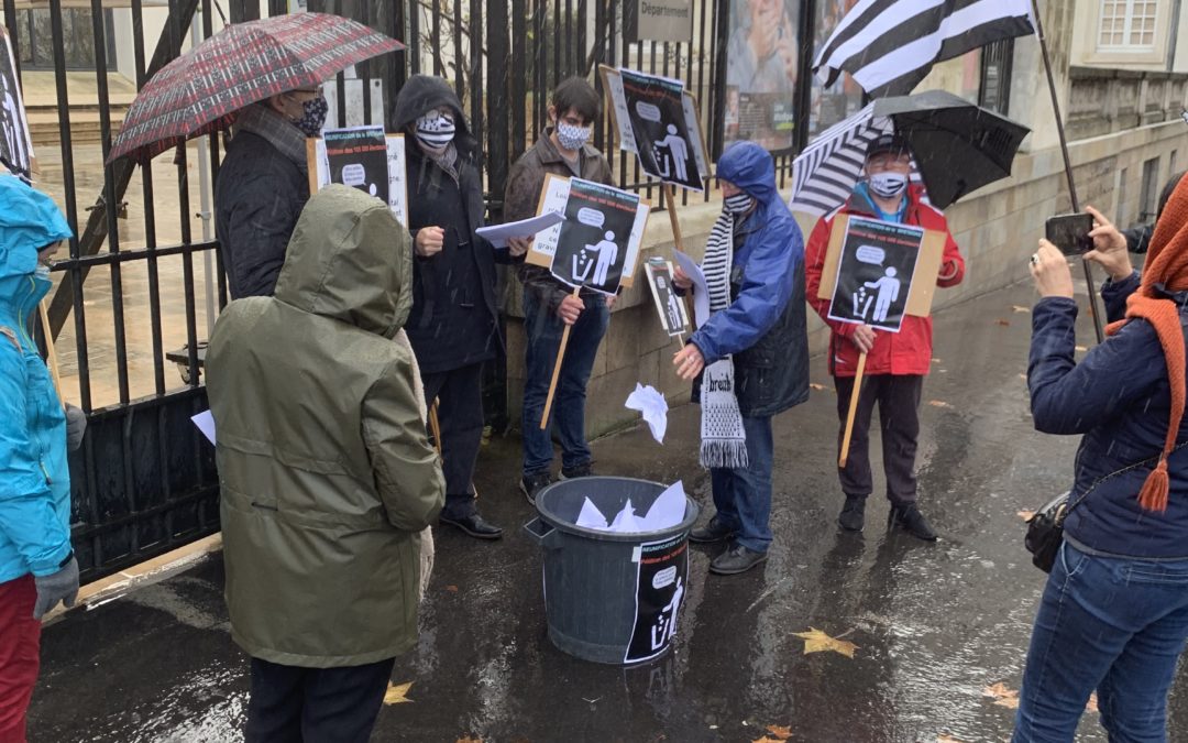 Une poubelle devant le Conseil départemental de Loire-Atlantique