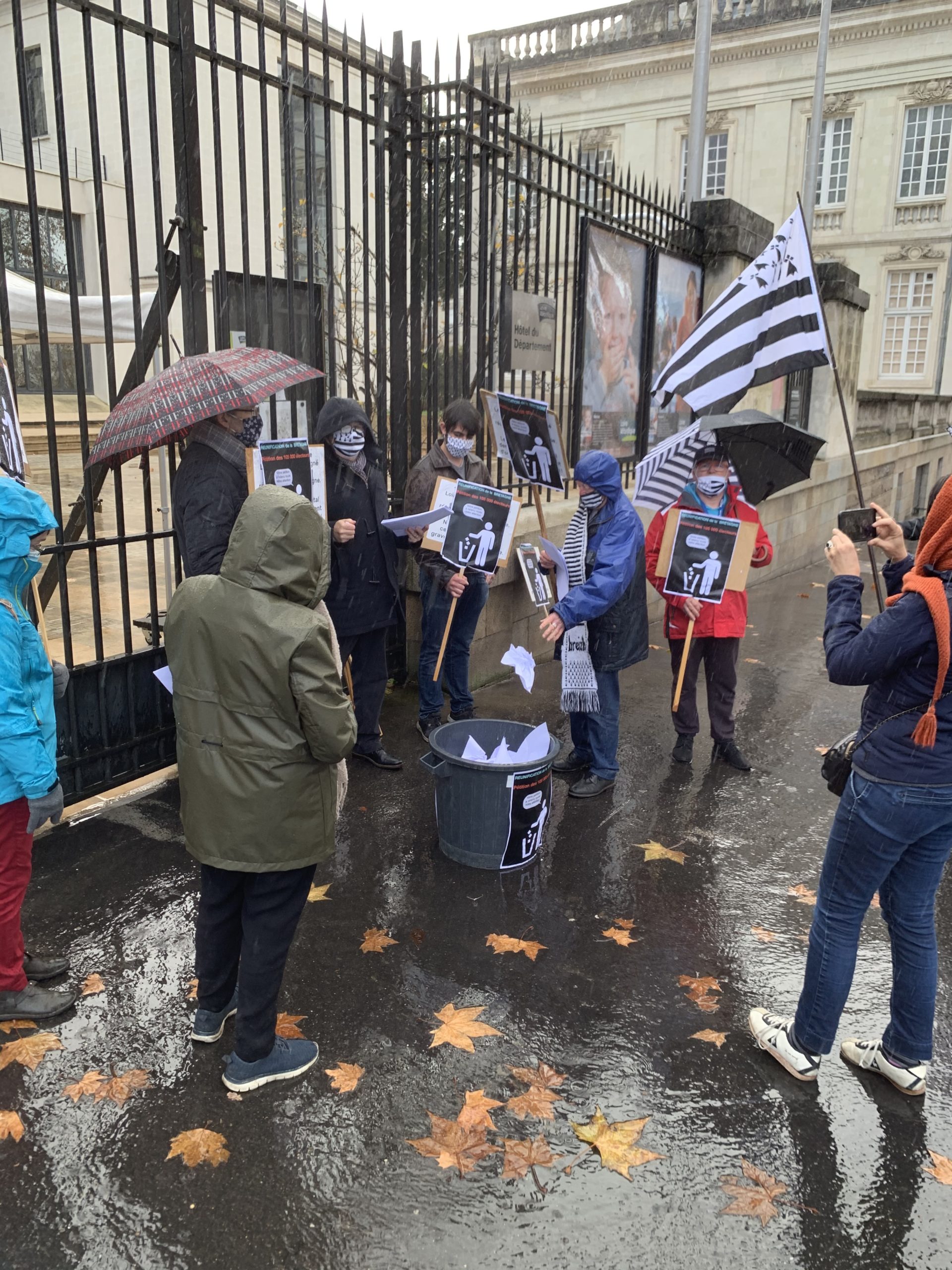 poubelle devant le Conseil départemental de Loire-Atlantique